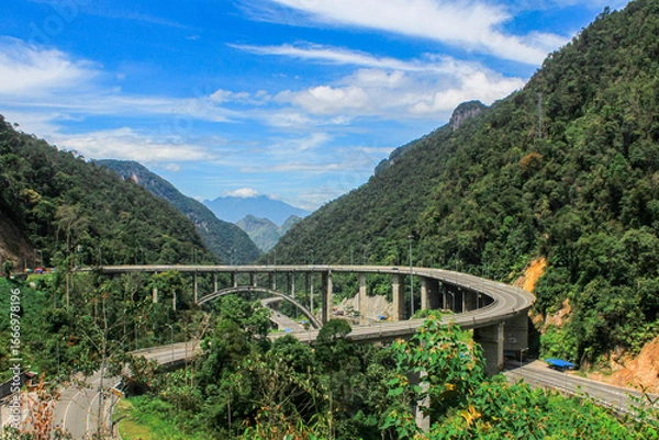 Fototapeta Curved Elevated Highway in the Middle of Tropical Mountain Forest – Kelok 9, West Sumatra, Indonesia