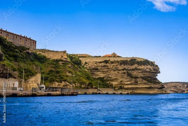 Fototapeta Vue sur Bonifacio et ses falaises de calcaire depuis la mer en Corse du Sud en France