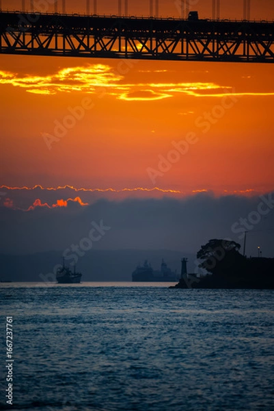 Fototapeta 朝焼け雲輝く関門海峡早鞆瀬戸と関門橋20240722