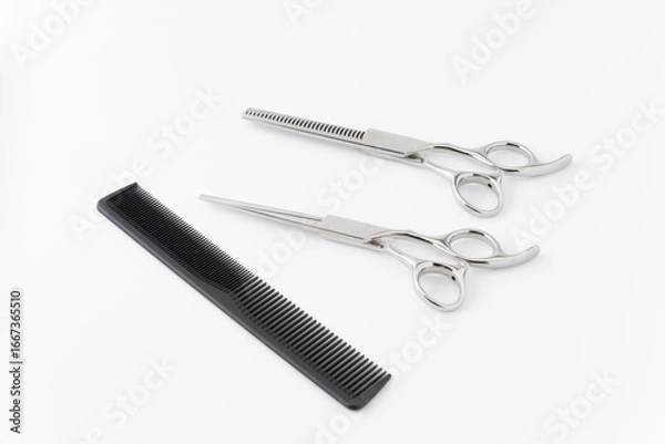 Fototapeta 白背景に散髪用のはさみとすきばさみと櫛のセット