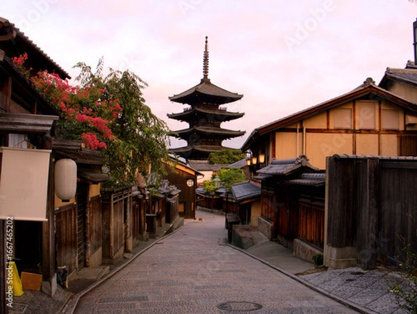 Obraz ほんのりピンクに染まった朝焼けの空をバックに建つ、京都・清水寺近くの有名な観光スポットの八坂の塔（法観寺）