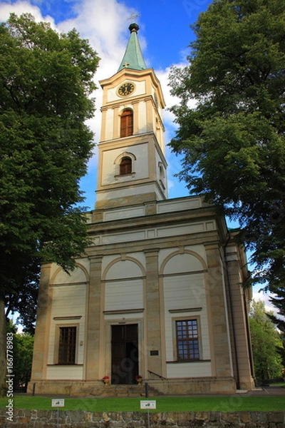 Obraz Kościół Ewangelicko-Augsburski apostołów Piotra i Pawła w Wiśle, wybudowany w 1838 roku w stylu klasycystycznym.