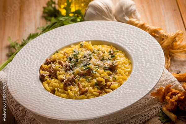 Obraz saffron rice with chanterelles mushroom