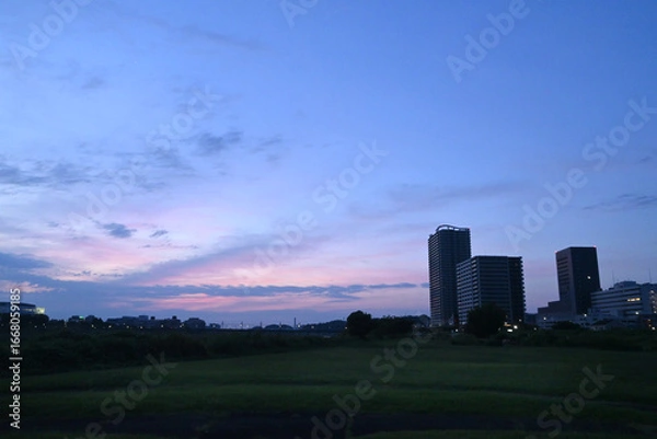 Obraz 日の出前の空とシティ