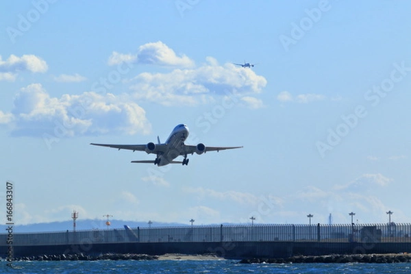 Fototapeta 羽田空港を離陸する飛行機