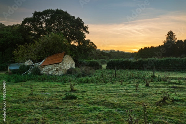 Obraz Derelict Barn at Dawn.