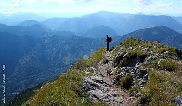 Fototapeta Wanderer genießt Aussicht in herrlicher Berglandschaft