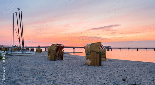 Obraz Boote und Strandkörbe vor der Seebrücke Heiligenhafen