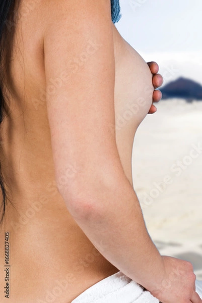Obraz Close-up of an individual's side profile showcasing clear contrasting tan lines on their skin, emphasizing the effects of sun exposure or protection. The light background highlights the tonal differen