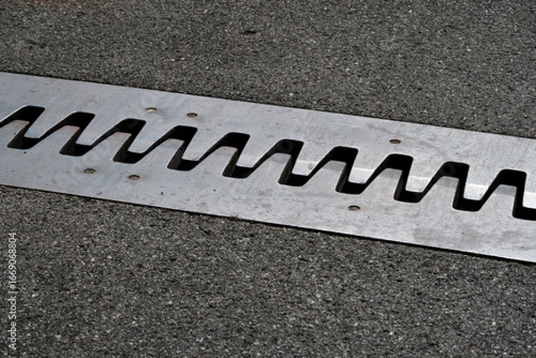 Obraz 橋桁の伸び縮みを吸収させる伸縮装置