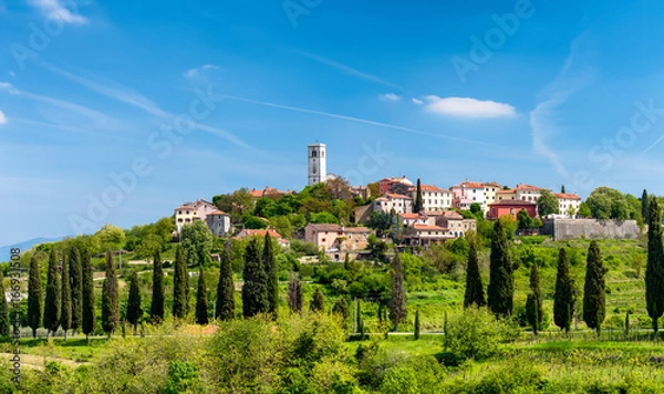 Fototapeta Oprtalj - idylliczne miasteczko na wzgórzu w środkowej Istrii
