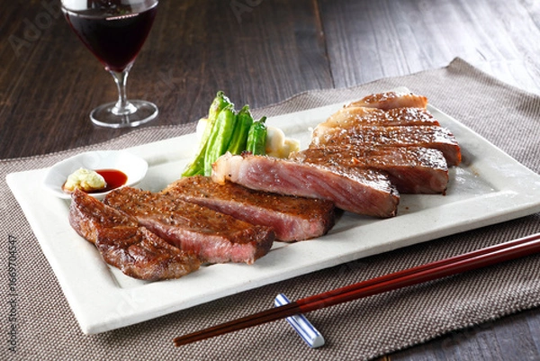 Obraz お箸で食べるカットした黒毛和牛サーロインステーキとワイン