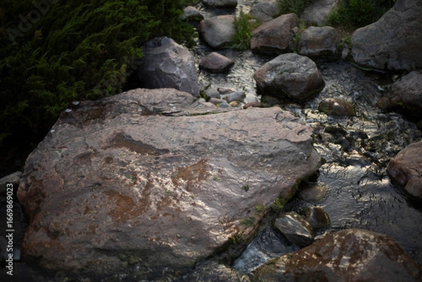 Fototapeta Water runs over the rocks. Rocks in the park. Mountain current.