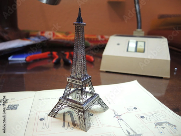 Fototapeta Montando a Torre Eifel
