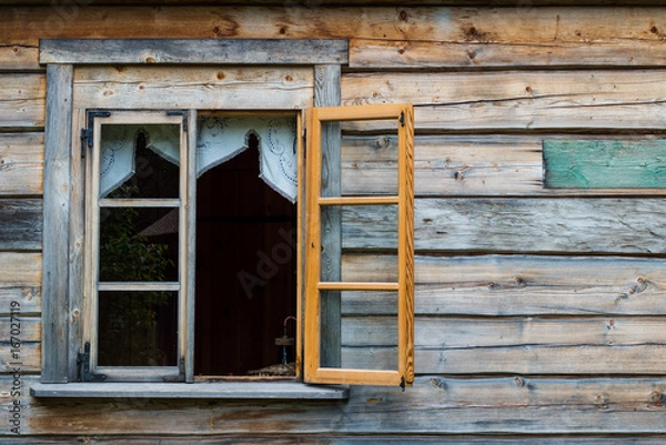Fototapeta Zabytkowa drewniana ściana i otwarte okno