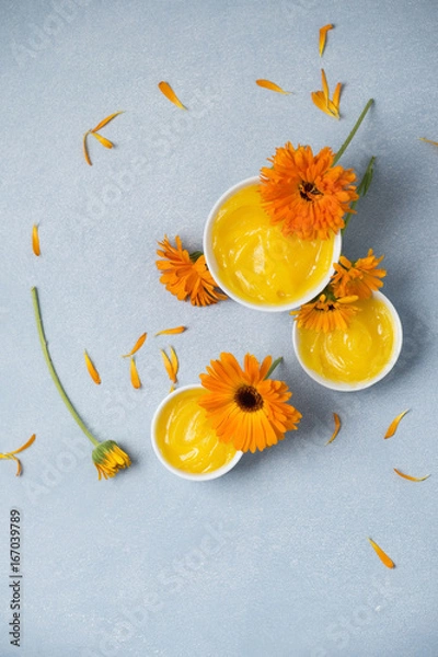 Fototapeta Töpfchen mit Ringelblumensalbe