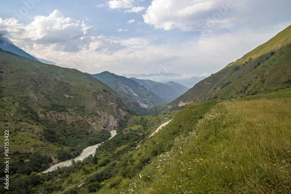 Fototapeta Горный пейзаж. Красивый вид на горное ущелье. Дикая природа и горы Северного Кавказа