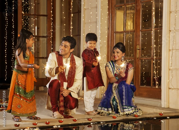 Fototapeta Family playing with sparklers