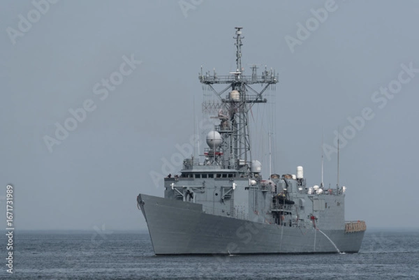 Fototapeta WARSHIP - The Oliver Hazard Perry class guided missile frigate is sailing at sea