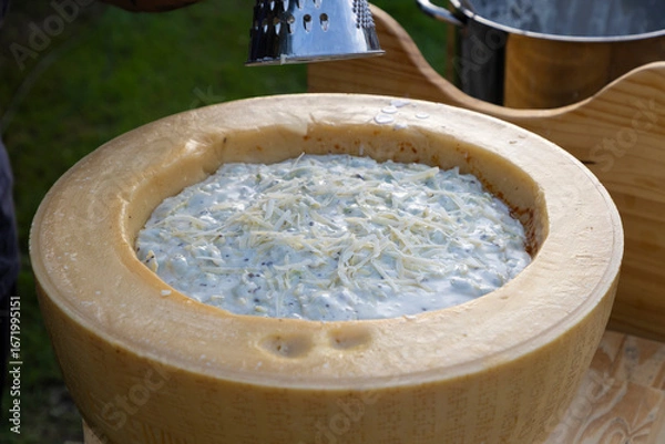 Fototapeta Meule de fromage garnis