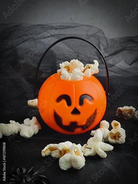 Fototapeta popcorn in a smiling pumpkin representing a horror movie at the time of Halloween