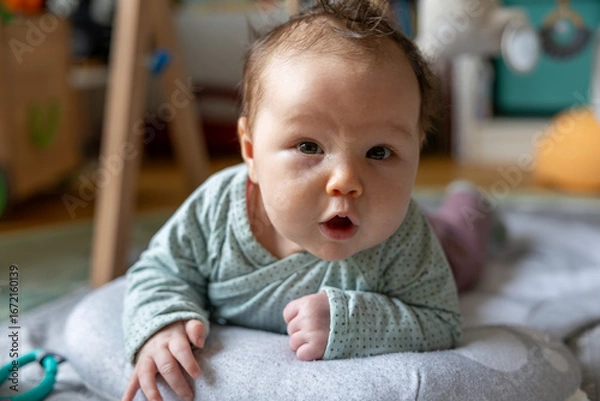 Obraz Baby lernt Bauchlage