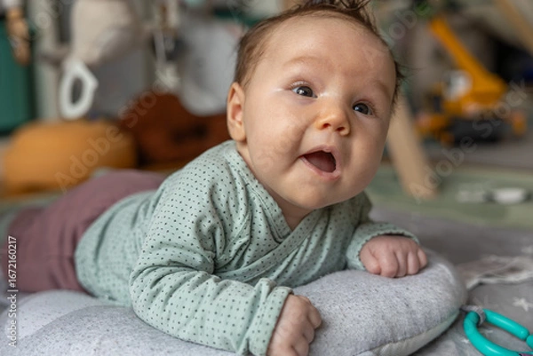 Obraz Baby lernt Bauchlage