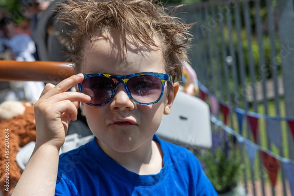 Obraz Junge mit Gelfrisur und Sonnenbrille
