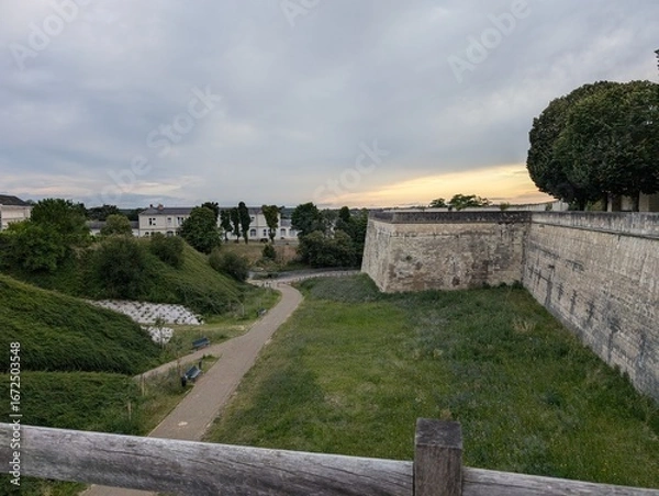 Obraz Jardin verdoyant au pied d’un château