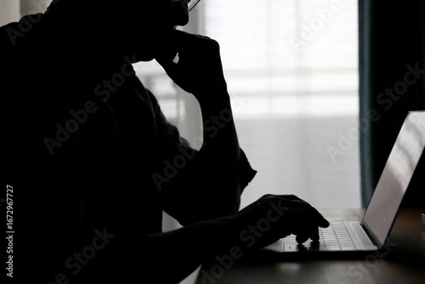 Obraz 暗い部屋でパソコンを使う男性