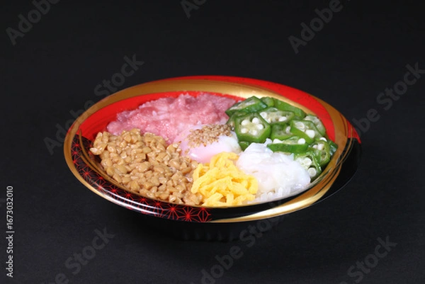 Obraz 黒背景のネバネバ丼