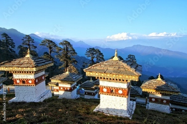 Obraz The 108 chortens (stupas) is the memorial in honour of the Bhutanese soldiers with layer of mountains at  Dochula Pass on the road from Thimphu to Punaka, Bhutan