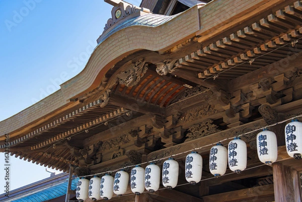 Fototapeta お祭りの提灯の下がった、神社の神門
