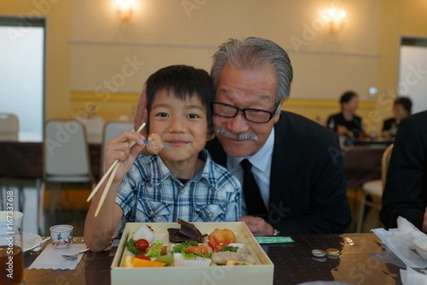 Obraz 孫と祖父母　食事会　家族　記念写真　還暦　祖父　お祝い　少年　笑顔　法事