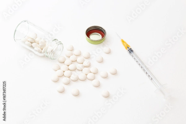 Fototapeta 注射器と薬　白バック