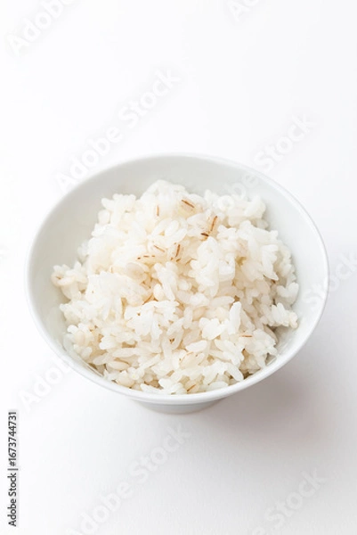Fototapeta 茶碗に盛られた麦ご飯　白バック