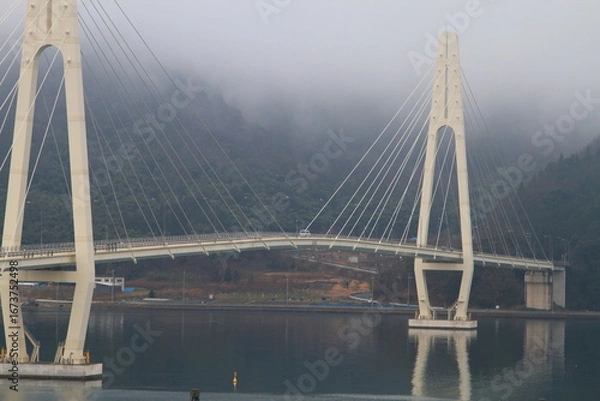 Fototapeta 雨上がりの橋