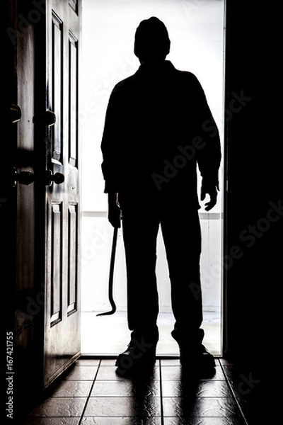 Fototapeta Intruz przy drzwiach, sylwetka z łomem.