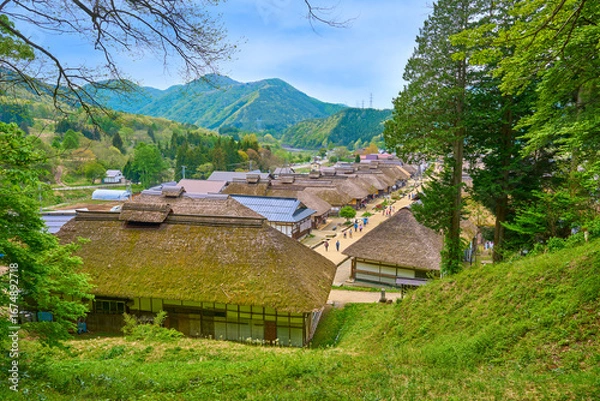 Obraz 新緑の福島県南会津郡下郷町 茅葺屋根の大内宿(おおうちじゅく)の風景