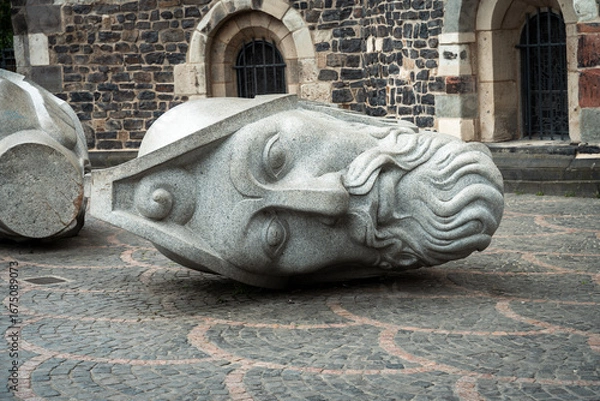 Obraz Fallen Stone Statue Head Outside Historic Building
