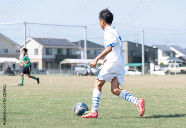 Obraz サッカーの試合をする中学生の男の子