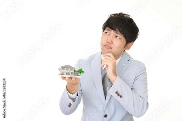 Fototapeta 家の模型を持つ男性