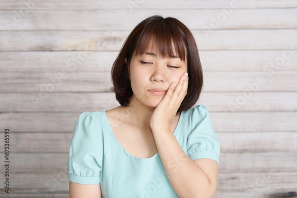 Obraz 頬を抑える女性