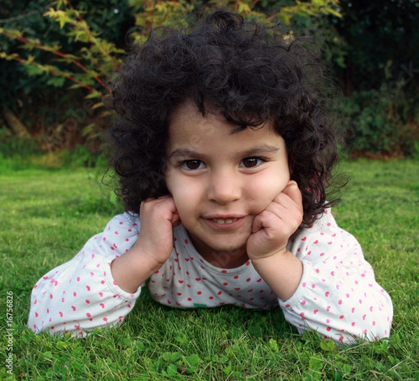 Obraz Fillette allongée dans l'herbe