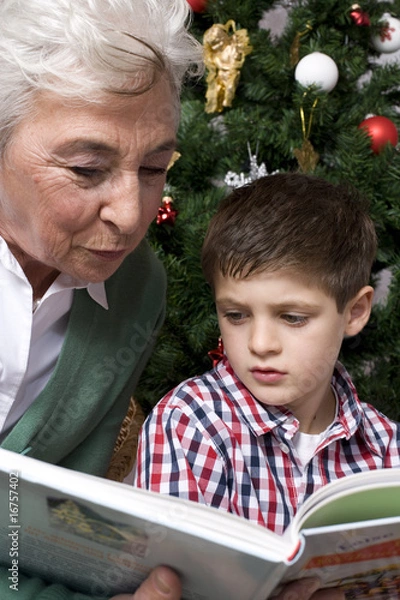 Obraz großmutter liest vor