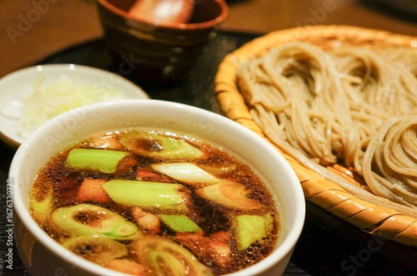 Fototapeta 温かいつけ汁で味わう鴨南蛮蕎麦のセット