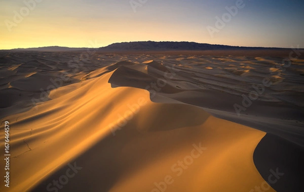 Obraz Golden Dunes at Sunrise A Serene and Peaceful Desert Landscape Awaits