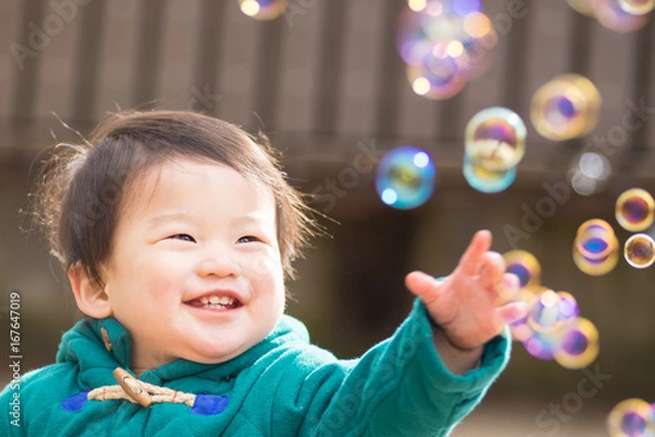 Obraz シャボン玉で遊ぶ男の子