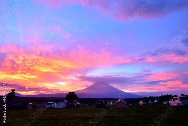 Obraz 富士山を望むキャンプ場で迎える夜明け
