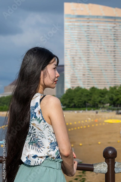 Fototapeta 夏の百道浜を歩く若い女性